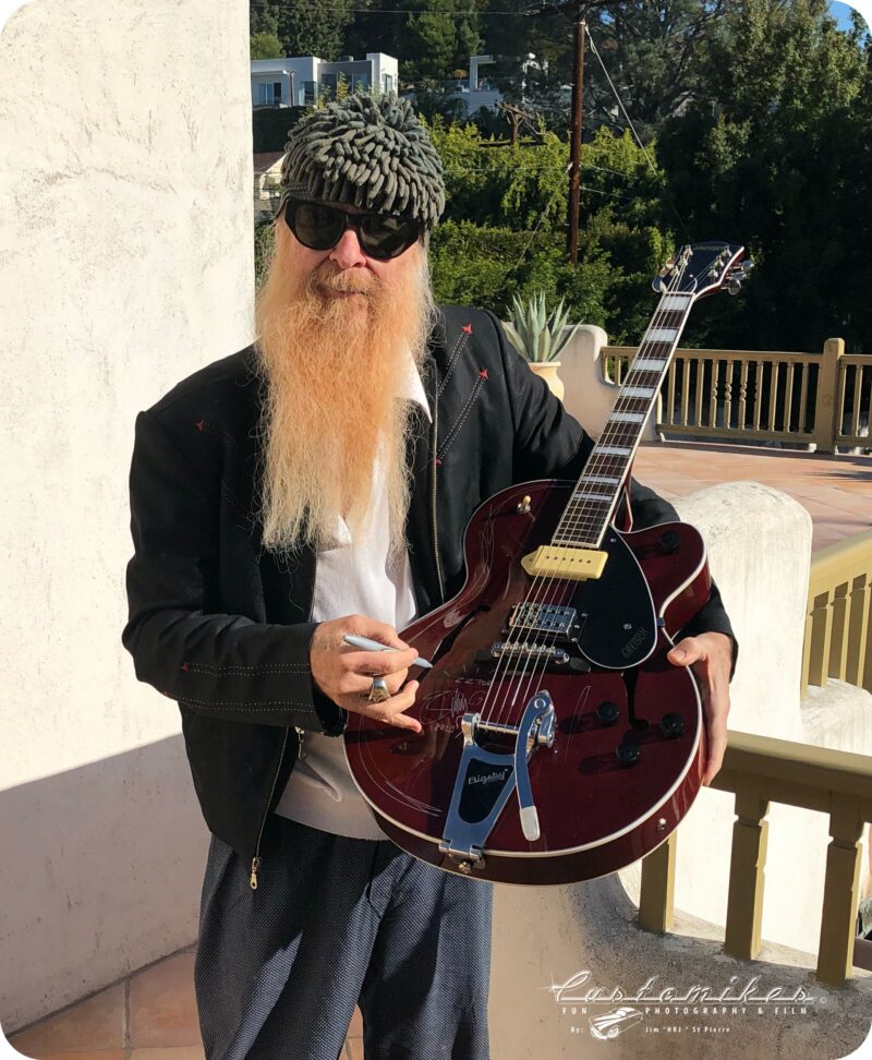 Billy Gibbons signs Guitar for VFVF at GNRS